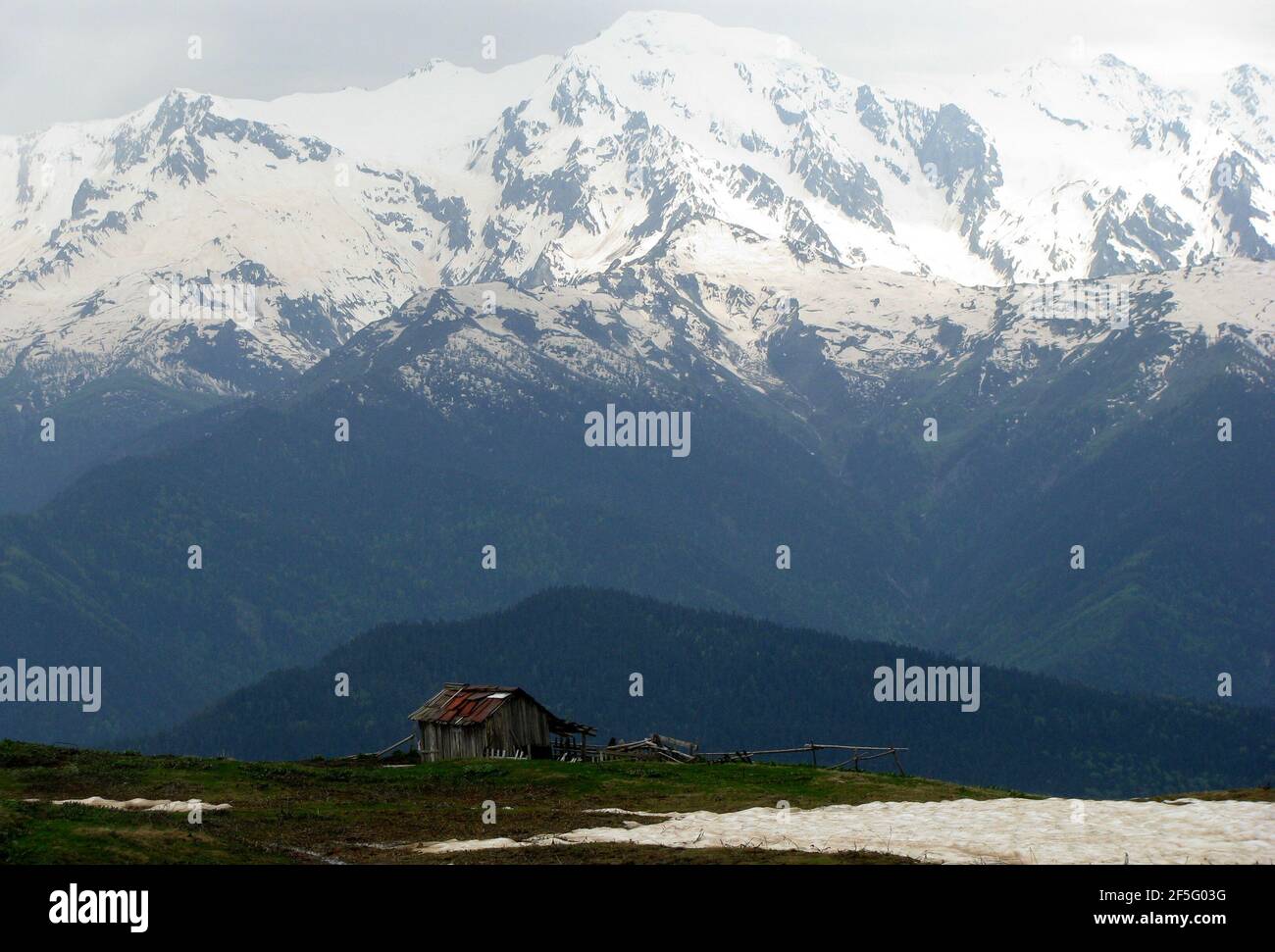 cottage sinistro nelle alte montagne caucasiche con montagna fantastica sfondo Foto Stock