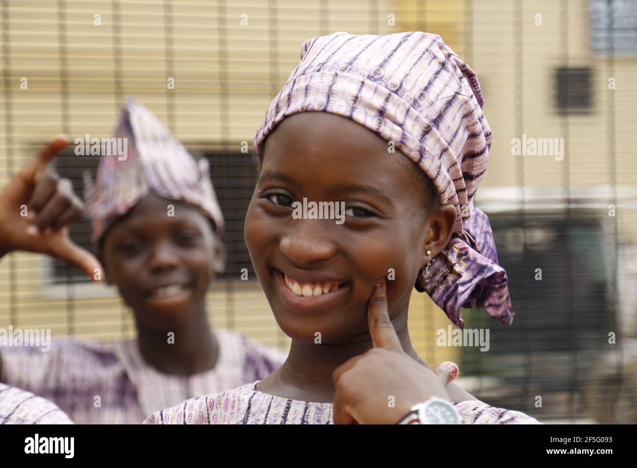 Yoruba bambino in costume tradizionale, Lagos, Nigeria. Foto Stock