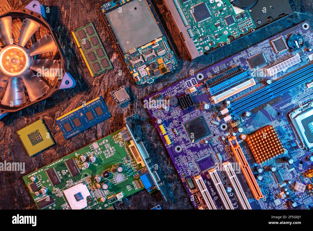 La configurazione hardware del computer è disposta su uno sfondo scuro. Il concetto di una moderna tecnologia digitale allo stato solido Foto Stock