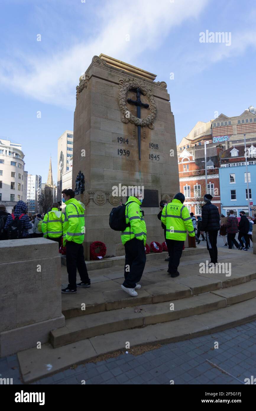 Bristol, Regno Unito. 26 Marzo 2021. Un terzo giorno di protesta a Bristol per la nuova legge sulle proteste si svolge nel centro della città il memoriale di guerra è custodito contro eventuali attacchi da parte dei cittadini interessati. Credit: Peter Lopeman/Alamy Live News Foto Stock