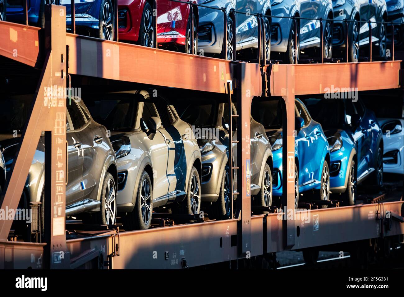 Budapest, Ungheria - 28 febbraio 2021: Nuova Ford Puma ST-Line 2021. Foto creative al tramonto in condizioni di scarsa illuminazione. Parte di un massiccio treno merci 500. Foto Stock