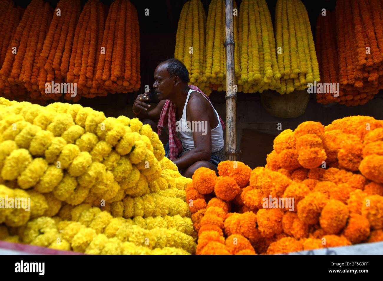 Kolkata, India. 24 Marzo 2021. (3/24/2021) Holi è un famoso festival indù antico, conosciuto anche come il 'festival dell'amore', il 'festival dei colori', e il 'festival della primavera'. La festa celebra l'amore eterno e divino di Radha e Krishna. Il mercato all'ingrosso di Kolkata si è adoperato con enormi scorte di colori utilizzati durante la celebrazione di Holi in mezzo a pandemia di coronavirus. (Foto di Sukhomoy Sen/Pacific Press/Sipa USA) Credit: Sipa USA/Alamy Live News Foto Stock