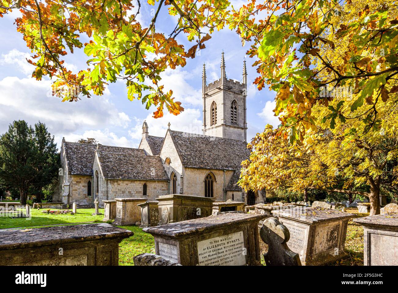 Autunno nel Cotswolds - la chiesa parrocchiale di Upton St Leonards, Gloucestershire UK Foto Stock