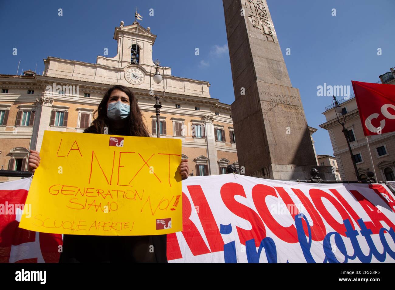 Roma, Italia. 26 Marzo 2021. (3/26/2021) dimostrazione di fronte al Palazzo Montecitorio di Roma organizzata da studenti e insegnanti italiani in occasione dello sciopero scolastico nazionale, in astensione dal DAD (Distance Learning), un anno dopo l'inizio della pandemia. (Foto di Matteo Nardone/Pacific Press/Sipa USA) Credit: Sipa USA/Alamy Live News Foto Stock