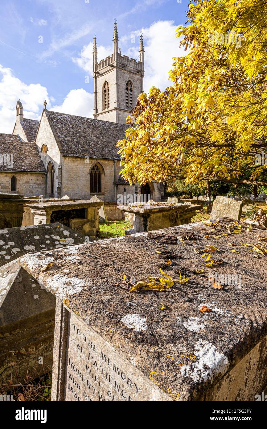 Autunno nel Cotswolds - la chiesa parrocchiale di Upton St Leonards, Gloucestershire UK Foto Stock