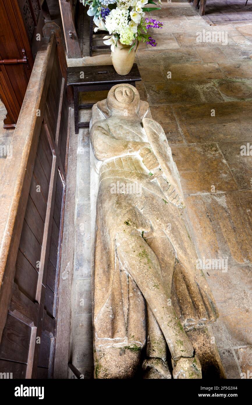 La tomba del cavaliere crociato Richard de Crupes nella chiesa nel villaggio di Cotswold a Whittington, Gloucestershire UK Foto Stock