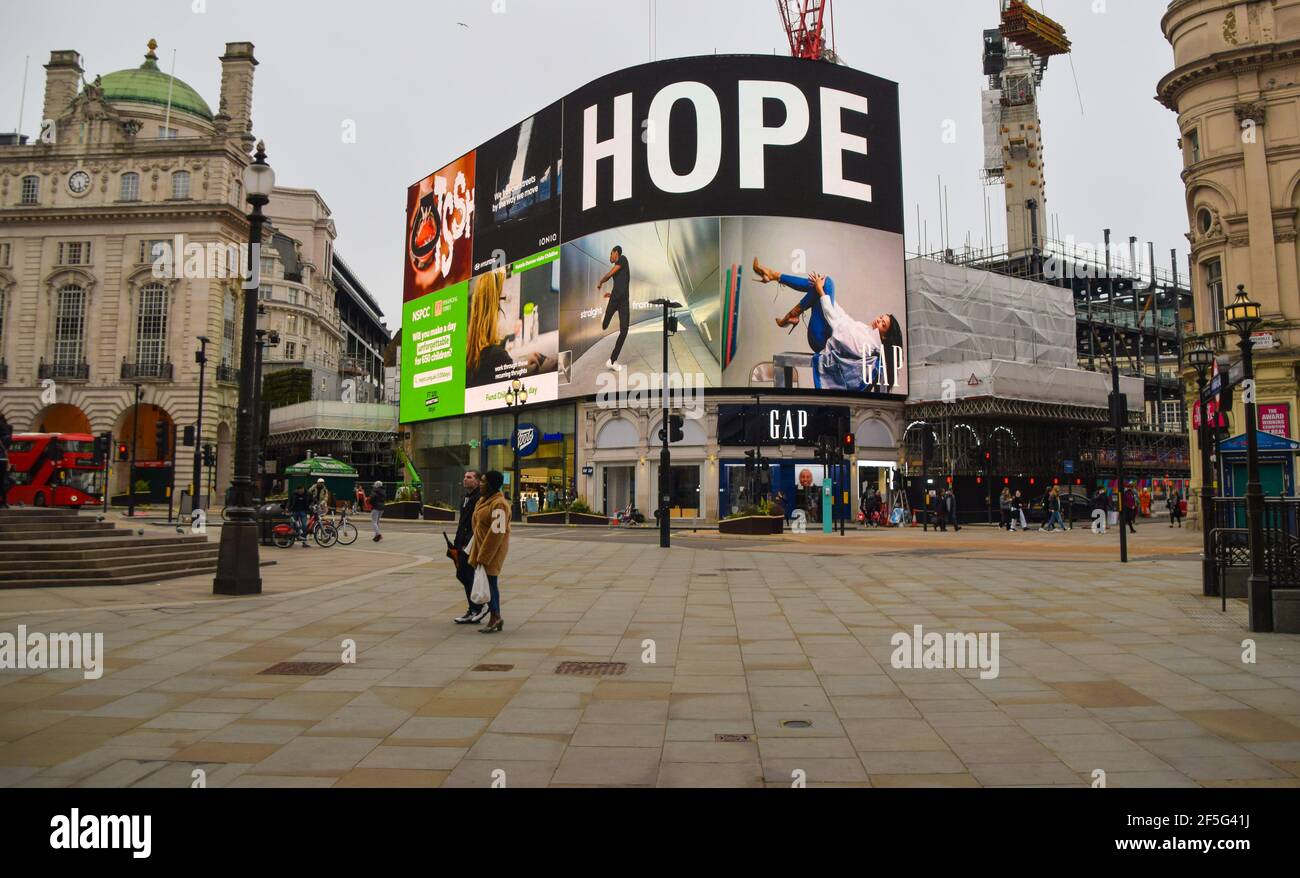 Londra, Regno Unito. 26 Marzo 2021. Il messaggio Hope viene visualizzato in un tranquillo Piccadilly Circus, con la capitale ancora sotto blocco. Il Stay at Home Order sarà revocato il 29 marzo. Credit: Vuk Valcic/Alamy Live News Foto Stock