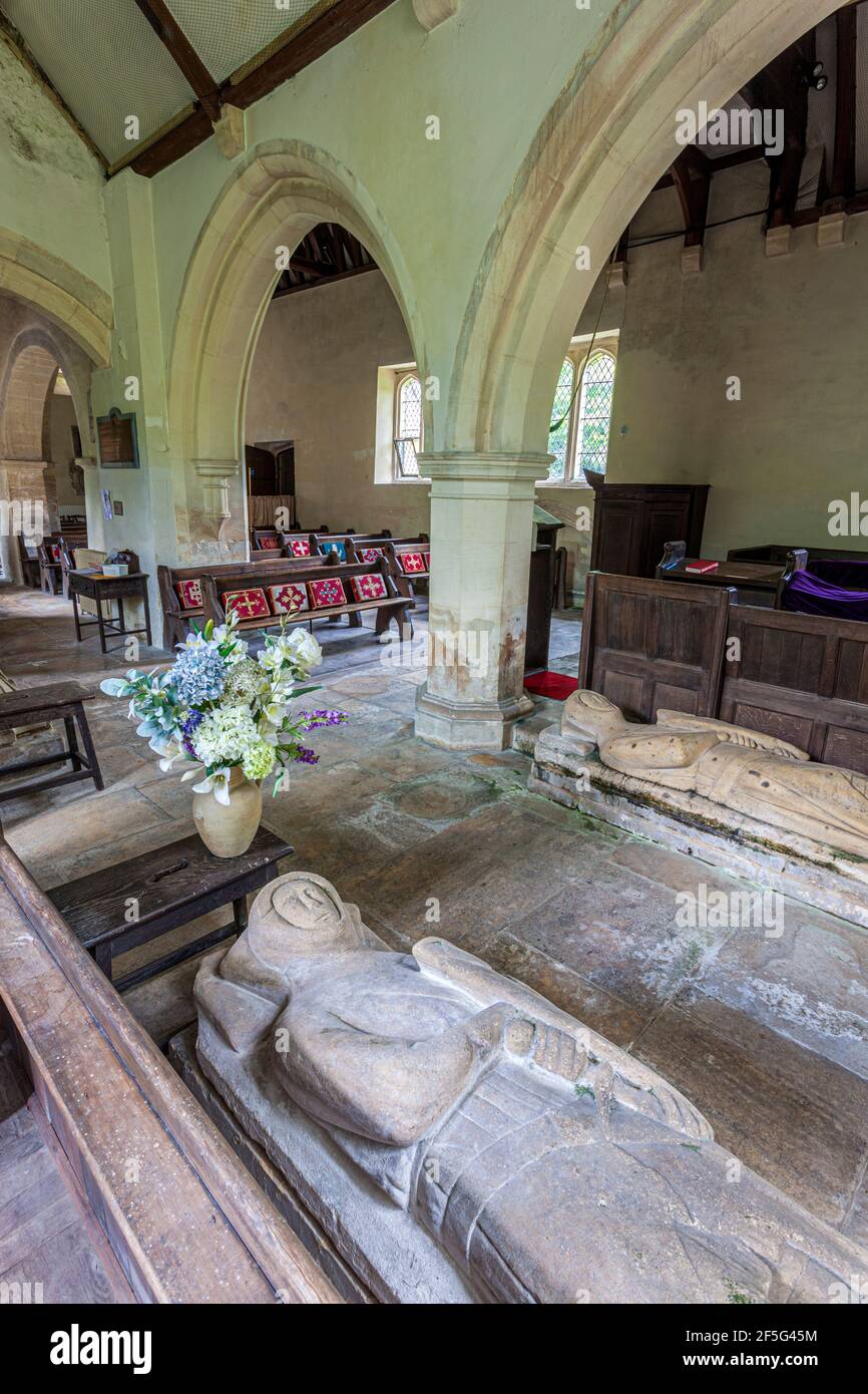 La tomba del padre e del figlio Crusader cavalca sia Richard de Crupes nella chiesa nel villaggio di Cotswold di Whittington, Gloucestershire UK Foto Stock