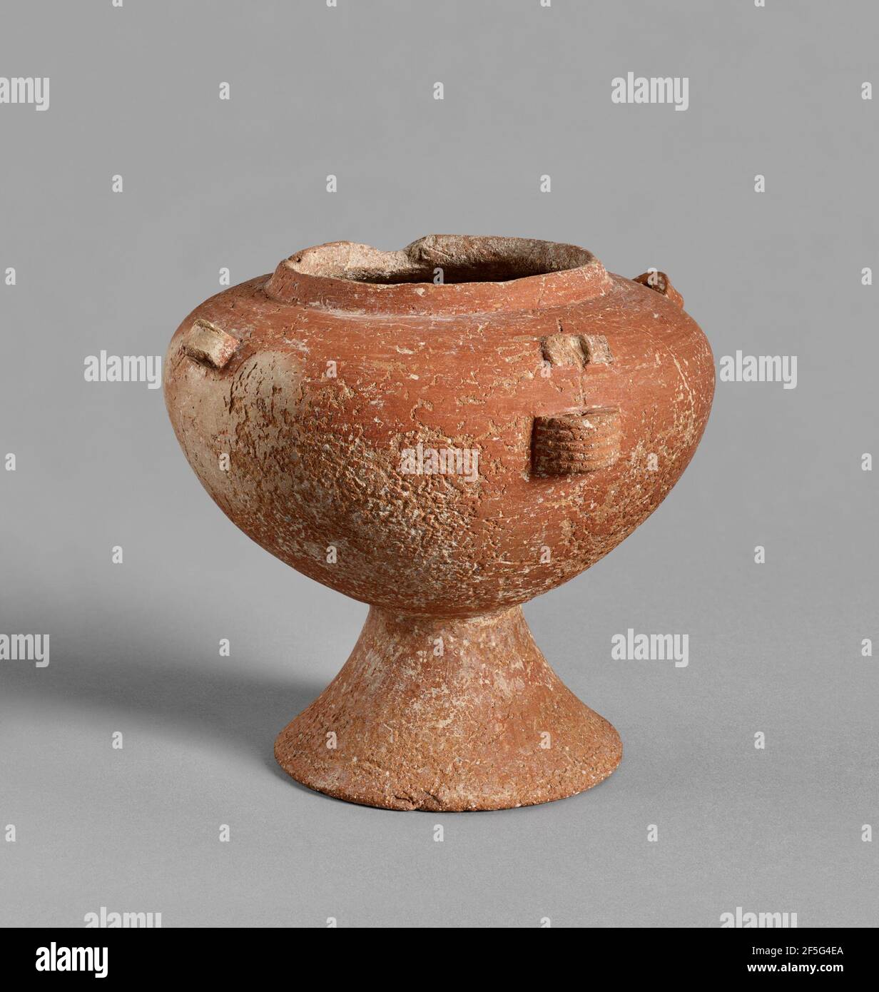 Pyxis sferico con piede del piedistallo del tipo Syros. Sconosciuto Foto Stock