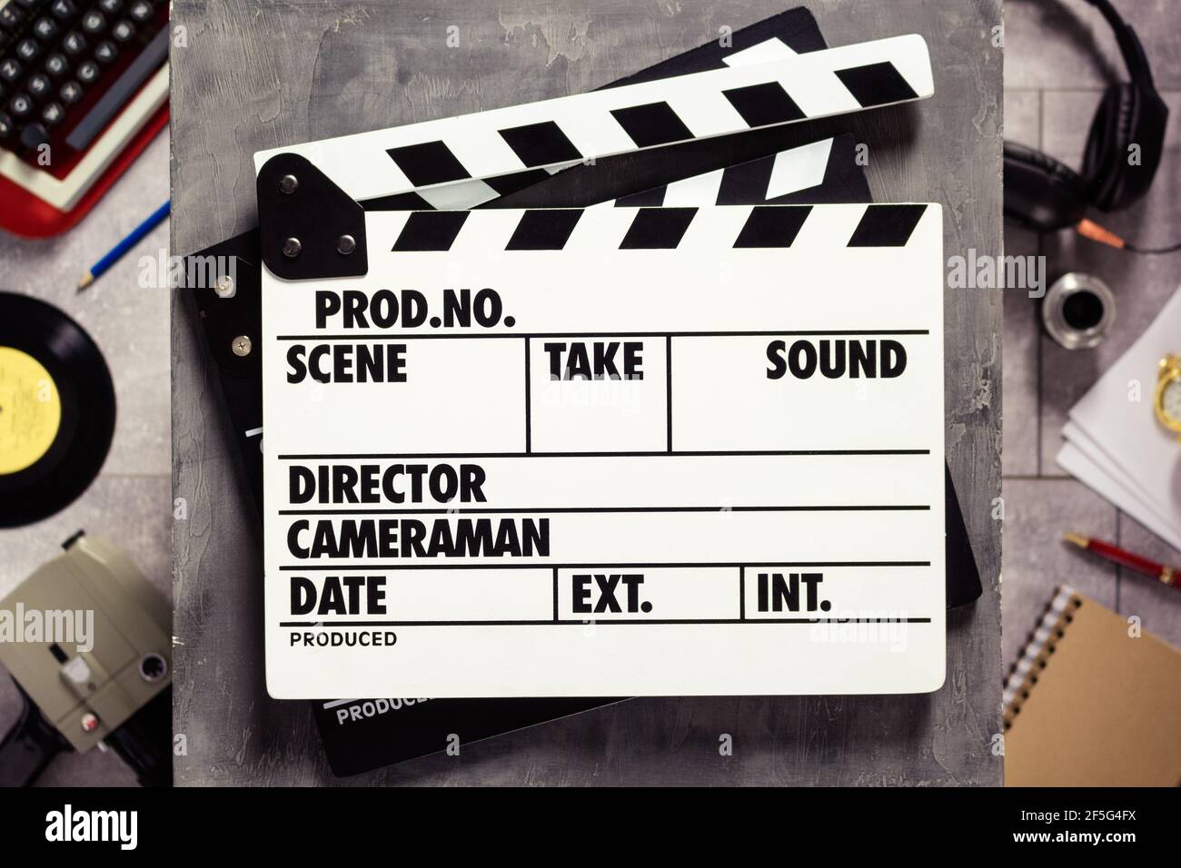 Clapboard o clapper film al vecchio tavolo. Clapperboard e sceneggiatore o concetto di compositore Foto Stock