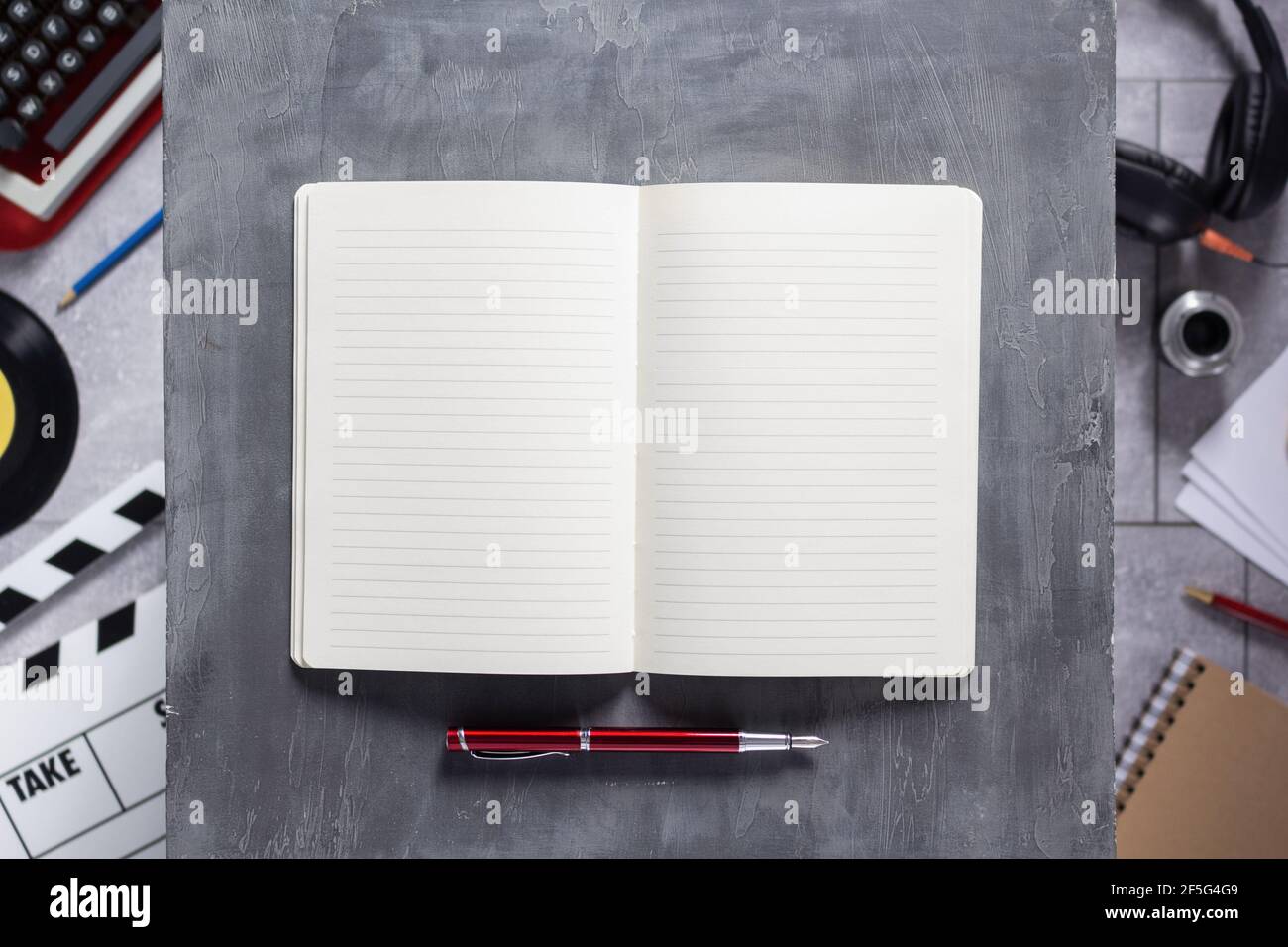 Carta vuota per notebook e penna con design creativo. Concetto di film e sceneggiatore o compositore Foto Stock