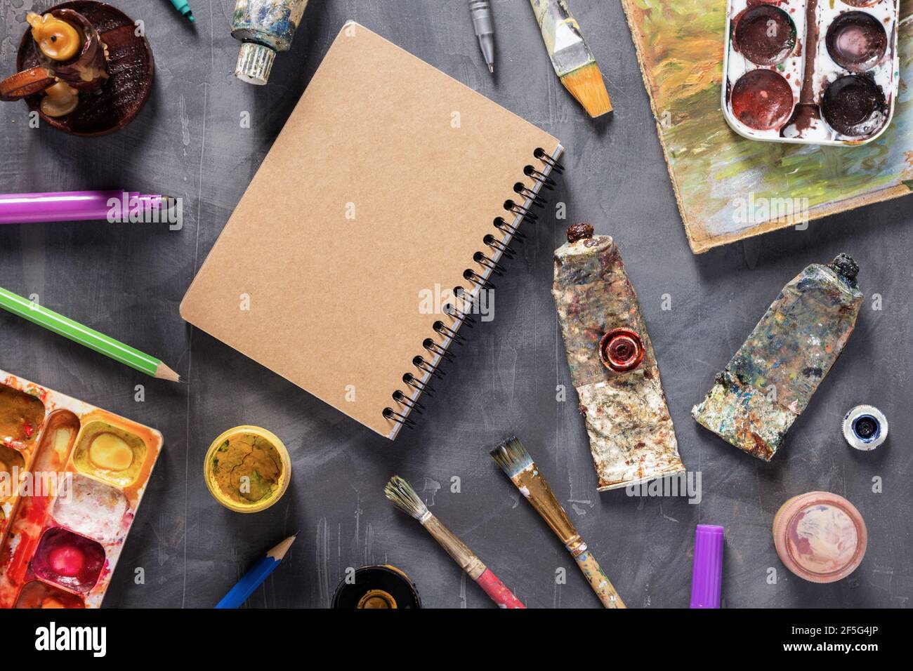 Pennello e tubi con strumenti di pittura a trama astratta di sfondo tabella. Concept e pennello per pittura d'arte Foto Stock