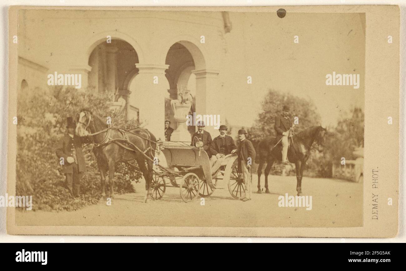 Due uomini non identificati in carrozza trainata da cavalli, più altri tre uomini a cavallo, in carrozza e in arco, ad Aix-les-Bains, Francia. L. Demay (francese, attivo dal 1860 al 1870) Foto Stock