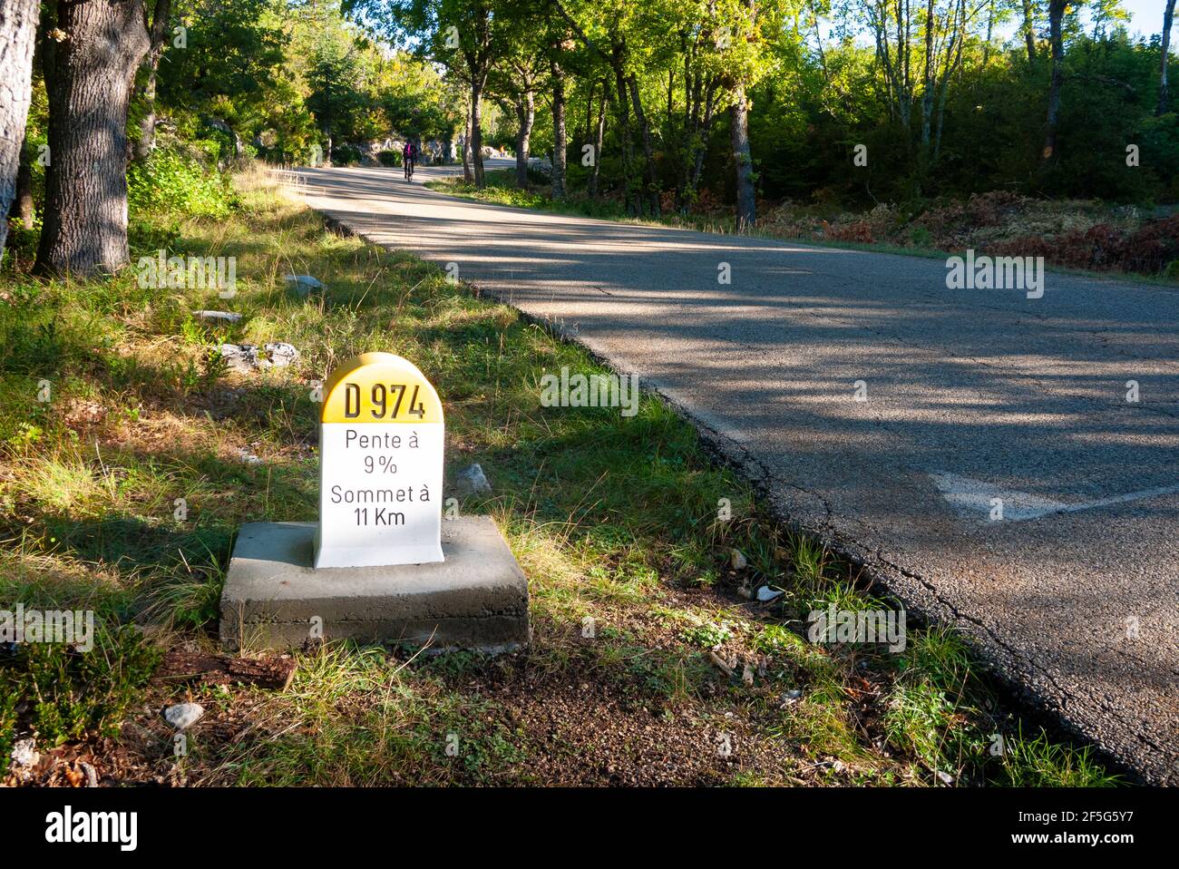 Indicatore di chilometri sulle pendici boscose inferiori del Mont Ventoux sul lato meridionale del Bédoin. Vaucluse, Provenza, Francia Foto Stock
