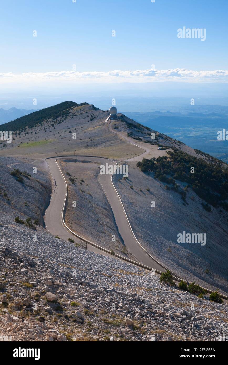 Vista dalla cima del Mont Ventoux guardando verso l'osservatorio, Vaucluse, Provenza, Francia Foto Stock