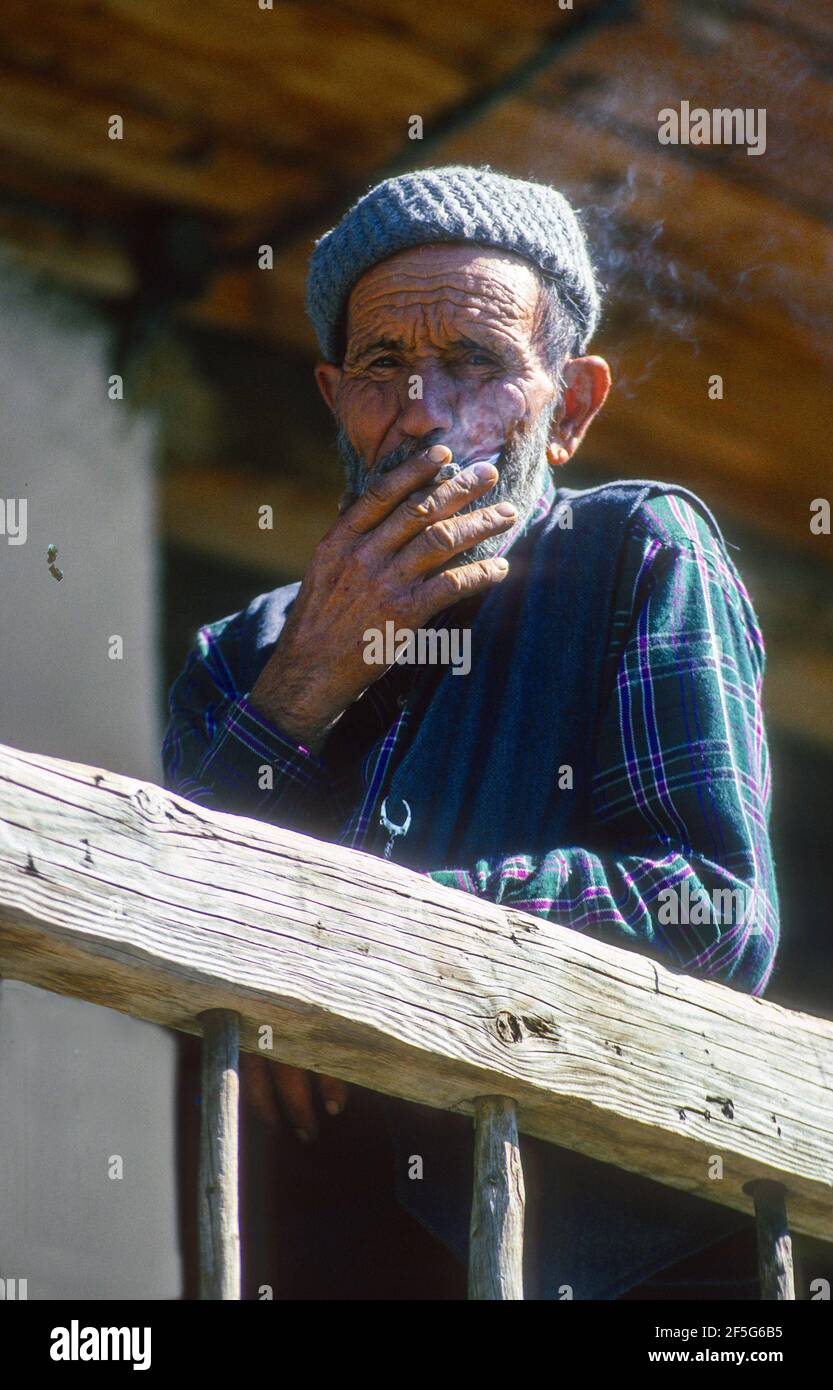 Uomo anziano che fuma Goksun Turchia. Foto Stock
