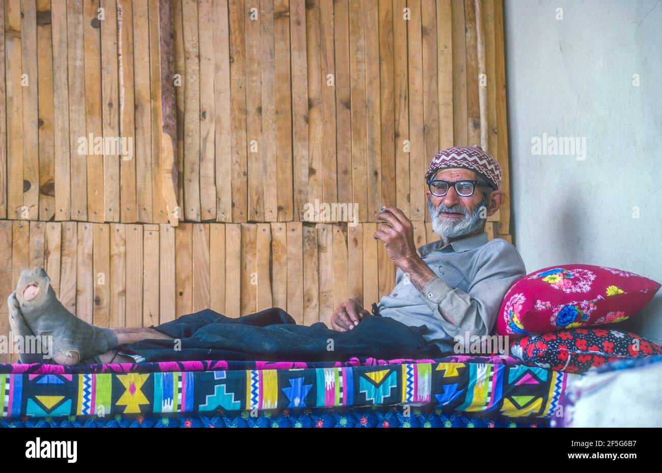 Uomo anziano che fuma nel letto Goksun Turchia. Foto Stock