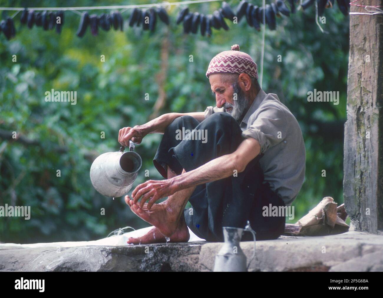 Uomo anziano che lava i piedi Goksun Turchia. Foto Stock