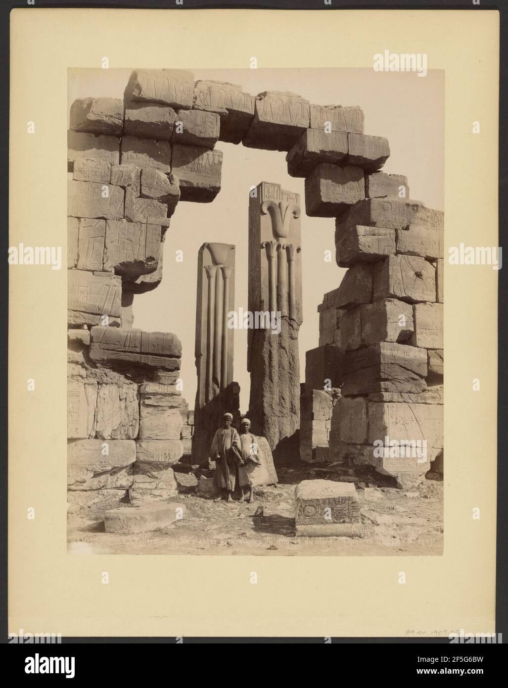 Karnak, Piliers avec les plantes symboliques du midi et du nord. G. Lekegian (francese, attivo Parigi, Francia ed Egitto 1870 - 1890) Foto Stock