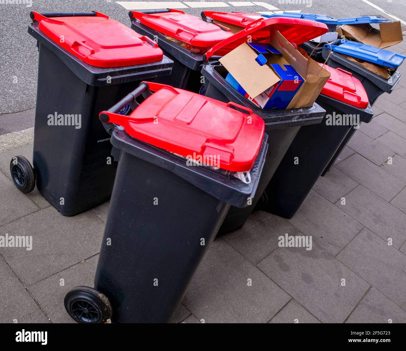 Überfüllte Mülleimer ad Amburgo, Germania Foto Stock