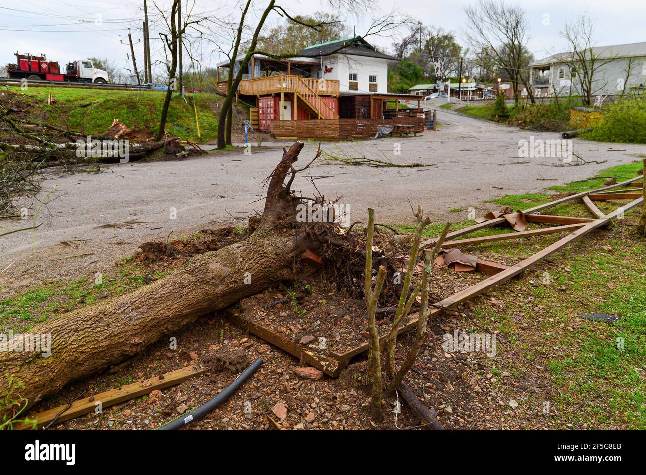 Pelham, Alabama, Stati Uniti. 26 Marzo 2021. Una violenta supercella passò attraverso gran parte dell'Alabama giovedì. I tornados mortali hanno causato danni estesi a molte aree tra cui le contee di Shelby e Calhoun. Almeno 5 vite sono state dichiarate come conseguenza del tempo. Un giorno dopo il maltempo, i detriti e la distruzione si vedono sia nelle comunità residenziali che nelle imprese. Credit: Jeremy Raines/ZUMA Wire/Alamy Live News Foto Stock