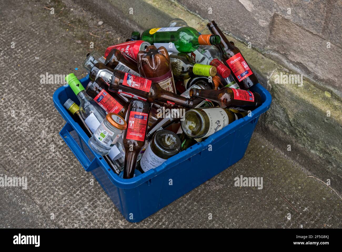 Scatola blu di bottiglie di vetro in attesa di essere ritirate come parte del programma di riciclaggio del Consiglio della Città di Edimburgo. Foto Stock