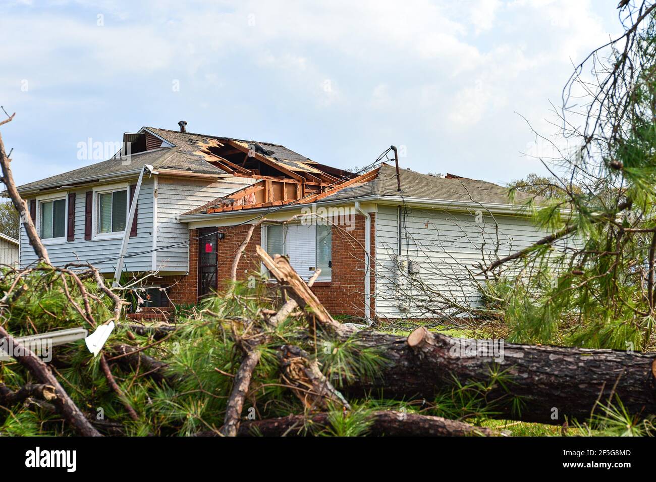 Pelham, Alabama, Stati Uniti. 26 Marzo 2021. Una violenta supercella passò attraverso gran parte dell'Alabama giovedì. I tornados mortali hanno causato danni estesi a molte aree tra cui le contee di Shelby e Calhoun. Almeno 5 vite sono state dichiarate come conseguenza del tempo. Un giorno dopo il maltempo, i detriti e la distruzione si vedono sia nelle comunità residenziali che nelle imprese. Credit: Jeremy Raines/ZUMA Wire/Alamy Live News Foto Stock