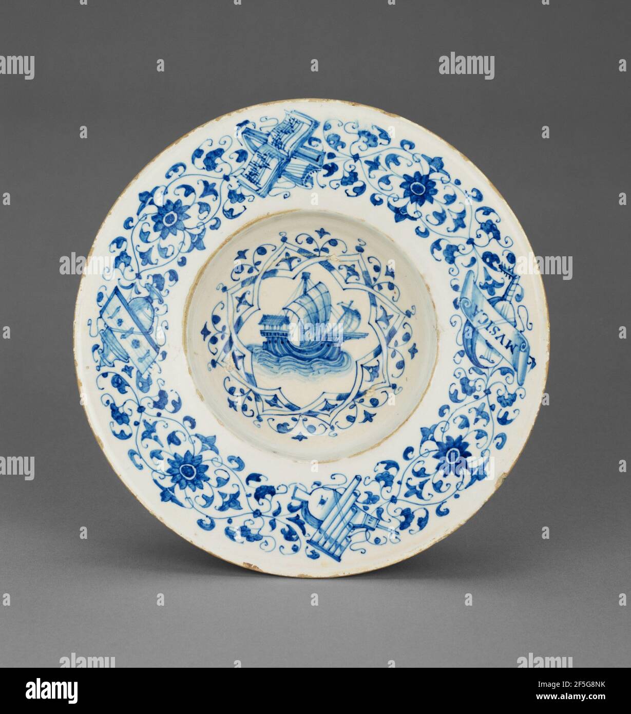 Piatto blu e bianco con una nave mercantile. Sconosciuto Foto Stock
