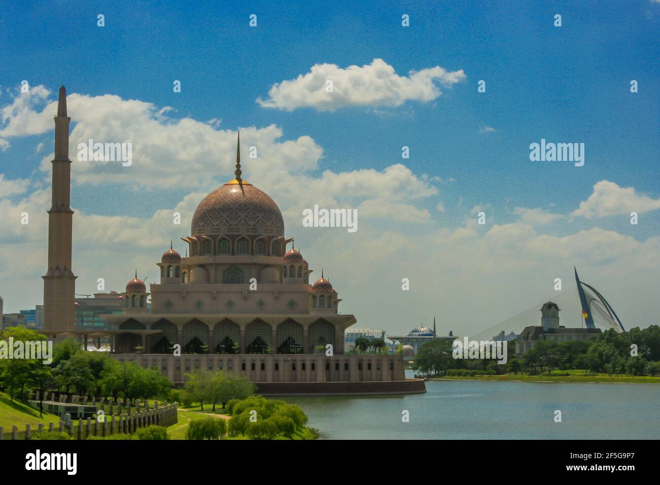 La moschea di Putra (Masjid Putra) a Putrajaya vicino a Kuala Lumpur, Malesia Foto Stock