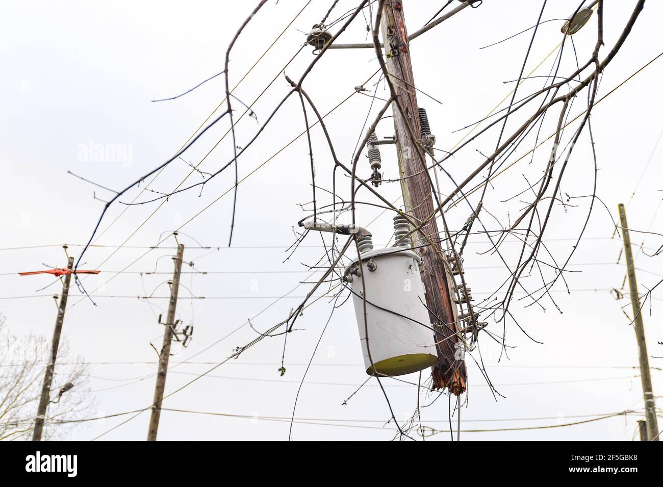 Pelham, Alabama, Stati Uniti. 26 Marzo 2021. Una violenta supercella passò attraverso gran parte dell'Alabama giovedì. I tornados mortali hanno causato danni estesi a molte aree tra cui le contee di Shelby e Calhoun. Almeno 5 vite sono state dichiarate come conseguenza del tempo. Un giorno dopo il maltempo, i detriti e la distruzione si vedono sia nelle comunità residenziali che nelle imprese. Credit: Jeremy Raines/ZUMA Wire/Alamy Live News Foto Stock