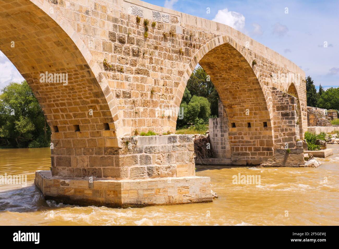 Ponte storico Aspendos l'Eurymedon un ponte tardo romano sul fiume Eurymedon, moderno Köprüçay, vicino Aspendos, in Pamphilia, nell'Anatolia meridionale. Foto Stock