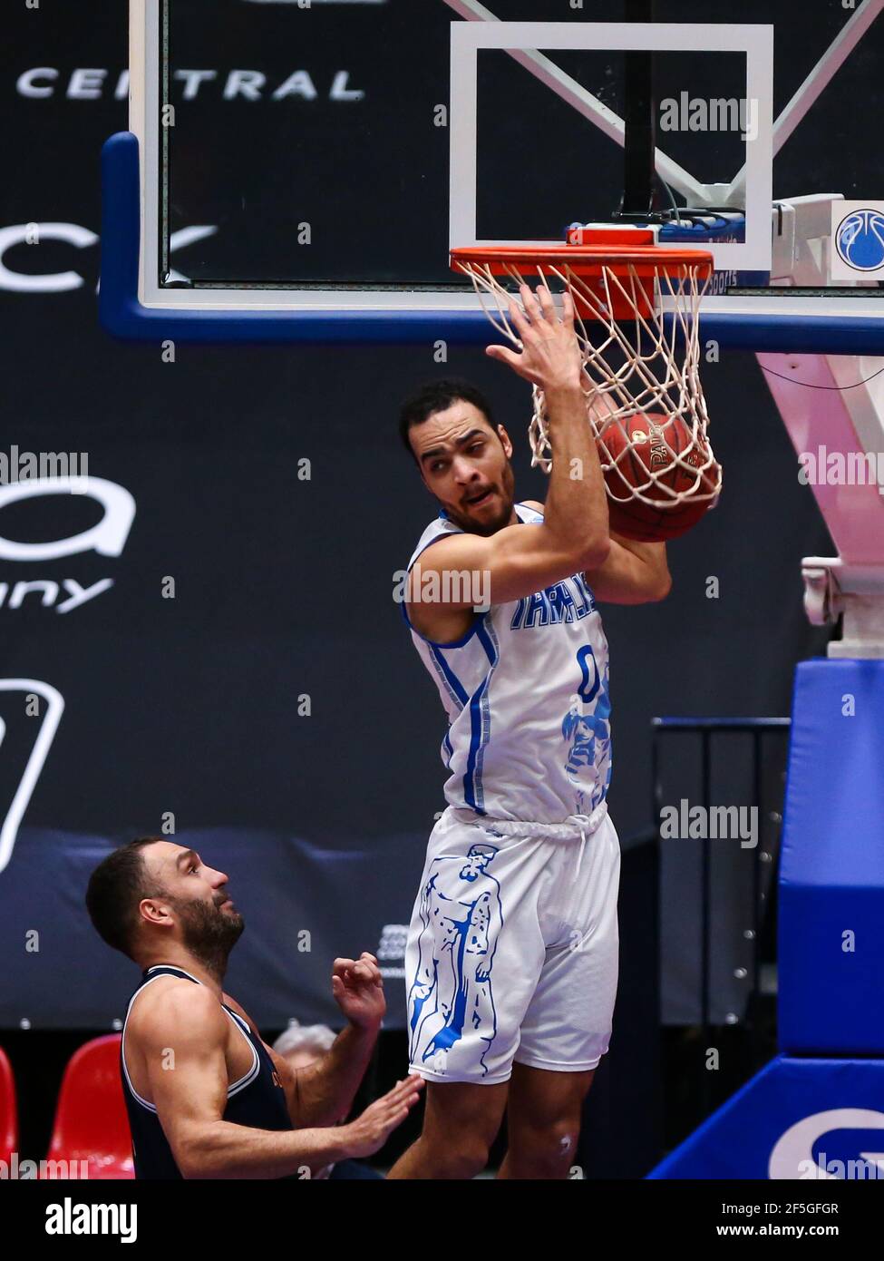 26-03-2021: Basketbal: Iraklis BC contro Ironi Ness Ziona: Den Bosch DEN BOSCH, PAESI BASSI - MARZO 26: Tal Dunne di Ironi Ness Ziona e Obinna Kenechukwu Foto Stock