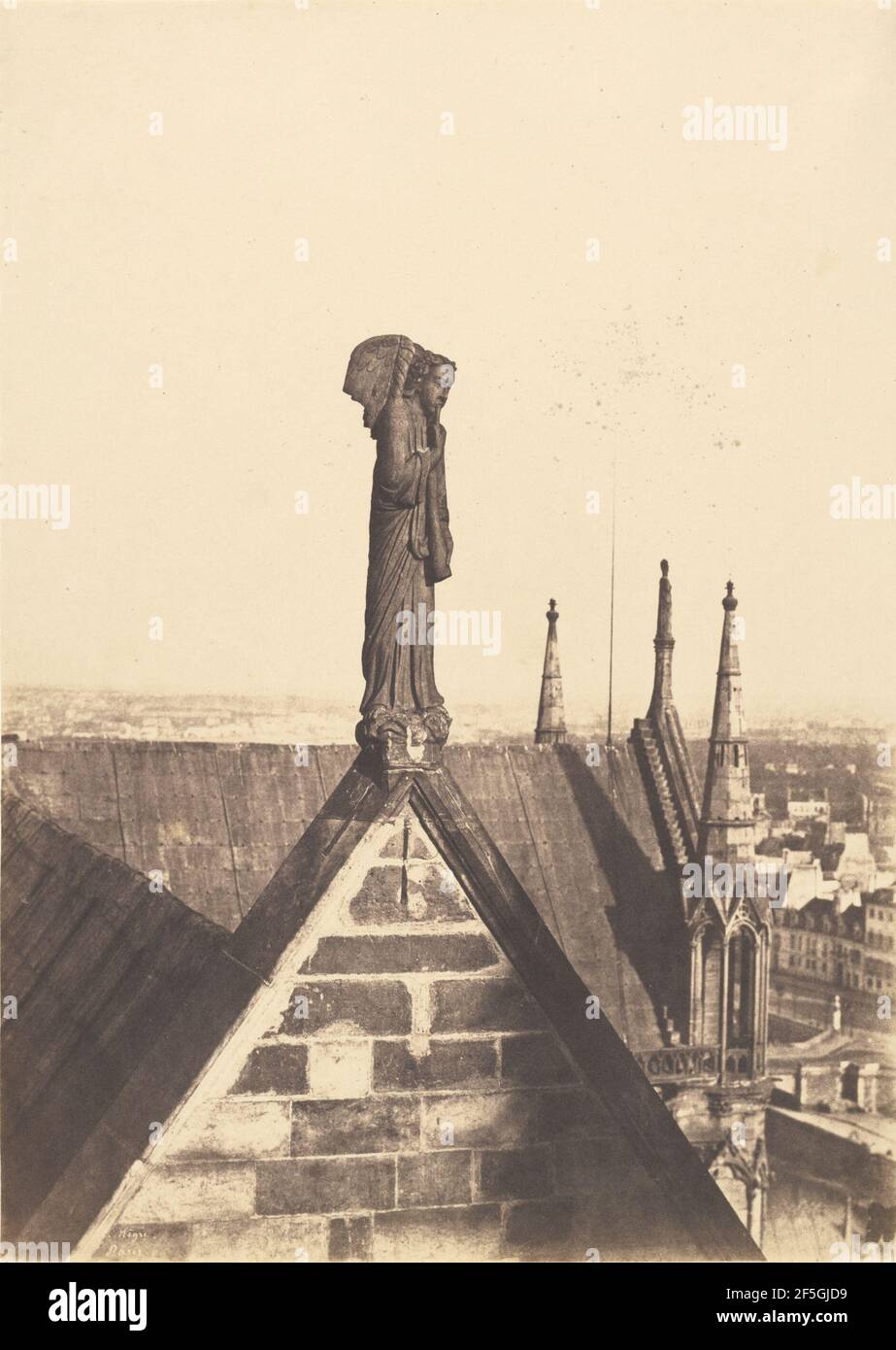 L'Angelo della Resurrezione sul tetto di Notre-Dame, Parigi. Charles Nègre (francese, 1820 - 1880) Foto Stock