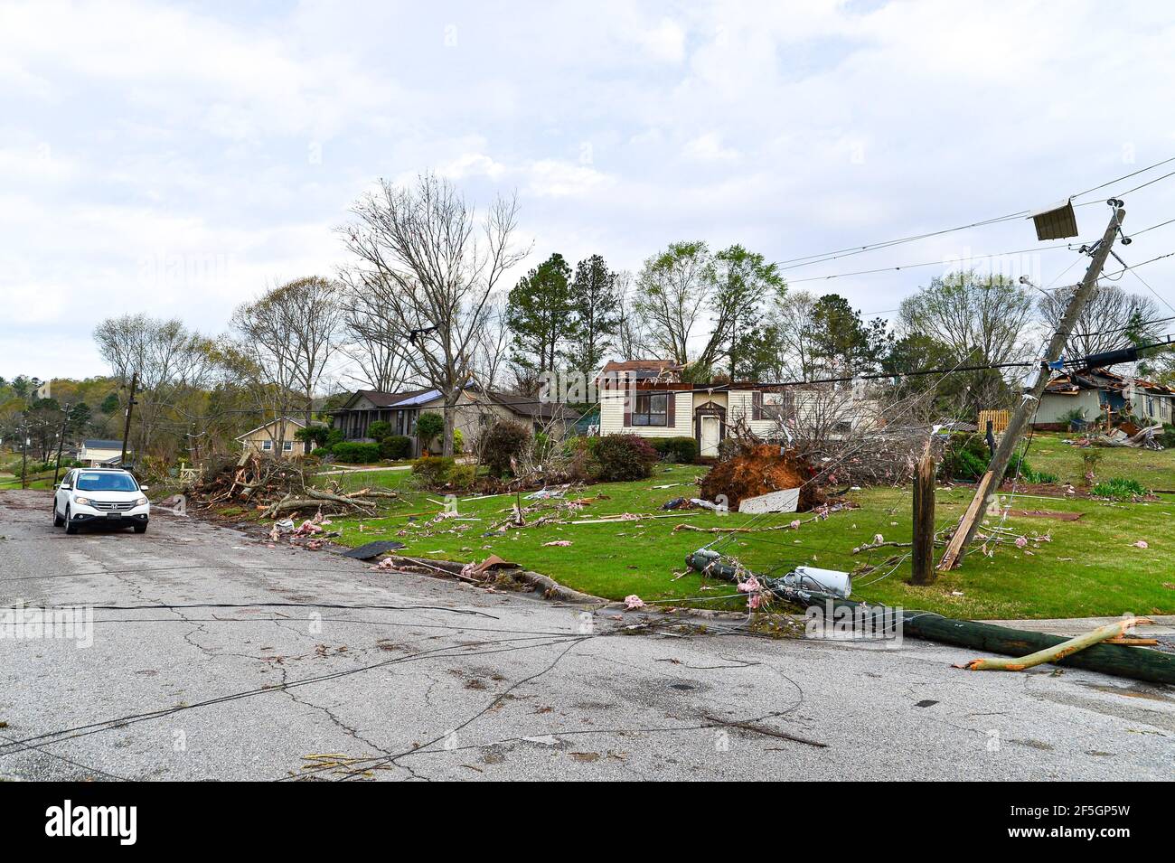 Pelham, Alabama, Stati Uniti. 26 Marzo 2021. Una violenta supercella passò attraverso gran parte dell'Alabama giovedì. I tornados mortali hanno causato danni estesi a molte aree tra cui le contee di Shelby e Calhoun. Almeno 5 vite sono state dichiarate come conseguenza del tempo. Un giorno dopo il maltempo, i detriti e la distruzione si vedono sia nelle comunità residenziali che nelle imprese. Credit: Jeremy Raines/ZUMA Wire/Alamy Live News Foto Stock