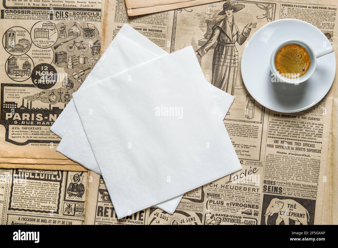 Mockup di tovaglioli e caffè da tazza su sfondo di stile vintage Foto Stock