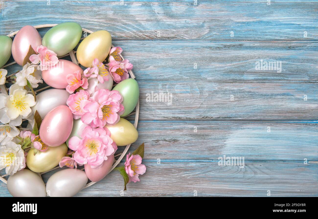 Decorazione delle uova di Pasqua con fiori di primavera. Concetto di carta  di Pasqua Foto stock - Alamy