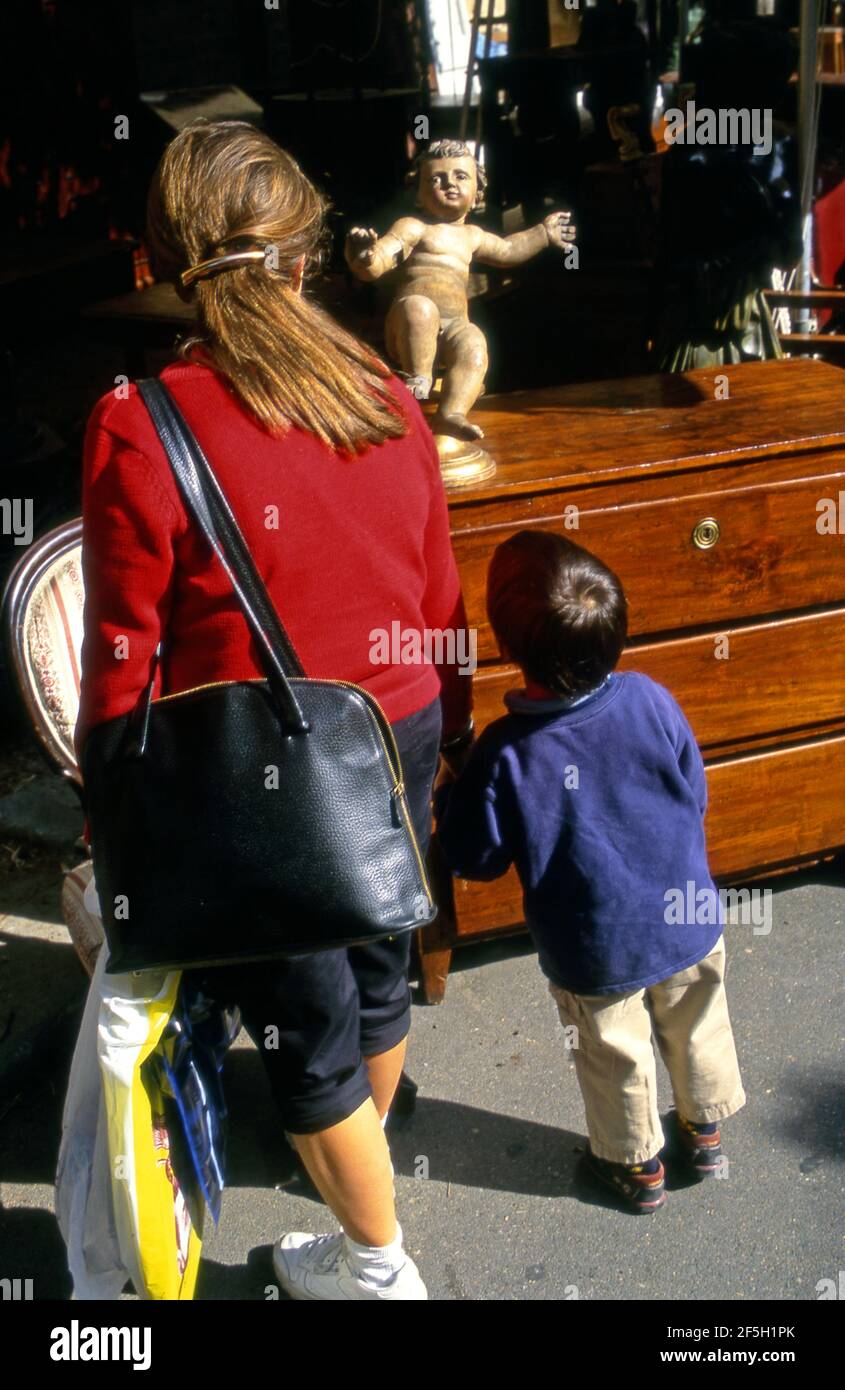 Madre e bambino alla Fiera Antique di Arezzo Foto Stock