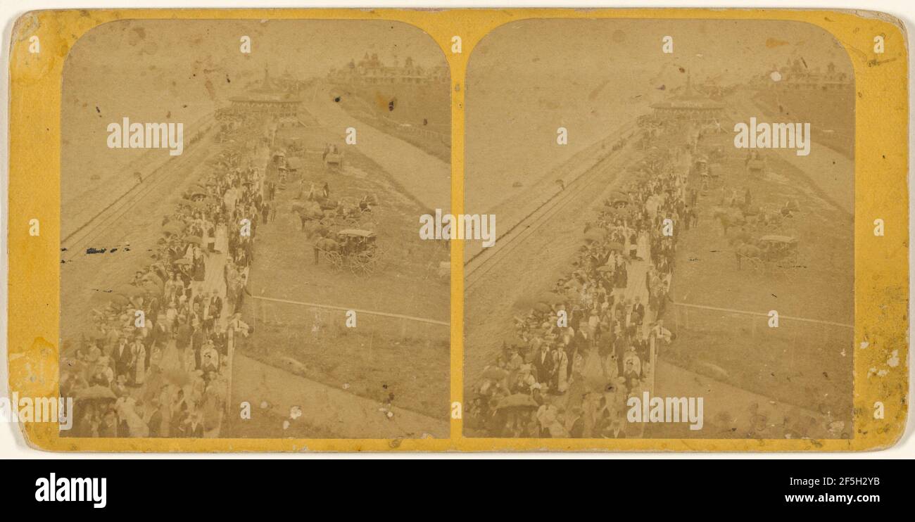 La passeggiata Plank affollata di persone e cavalli e carrozze sull'altro lato Oak Bluffs, Mass.. S.F. Adams (americano, 1844 - 1876) Foto Stock