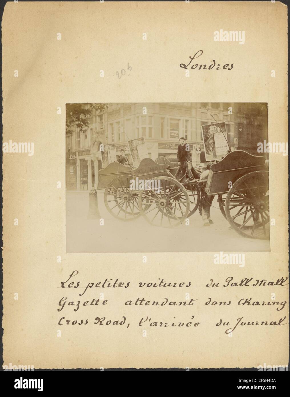 Newsboy in piedi su Pall Mall Gazette cart. Produttore sconosciuto, francese Foto Stock