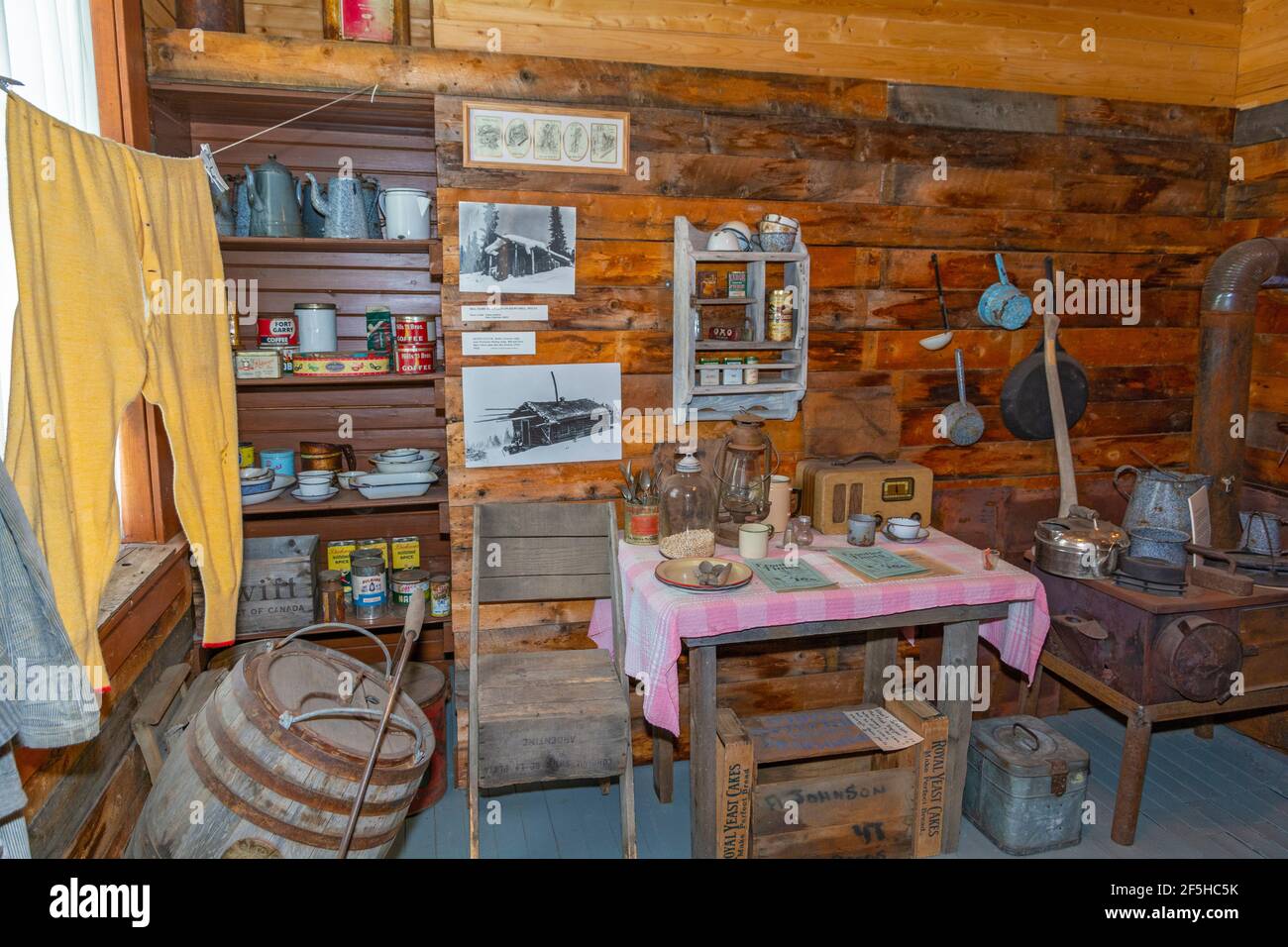 Canada, Yukon, Keno City Mining Museum, mostra di cabine dei minatori, costruito nel 1922, originariamente un centro della comunità, sala da ballo e cinema Foto Stock