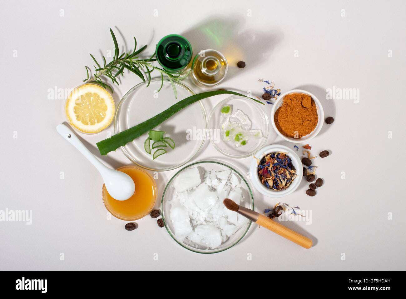 Gruppo di prodotti per il fai da te cosmetici naturali. Prodotti naturali per la cura della pelle fatti in casa. Cosmetici eco-compatibili. Foto Stock
