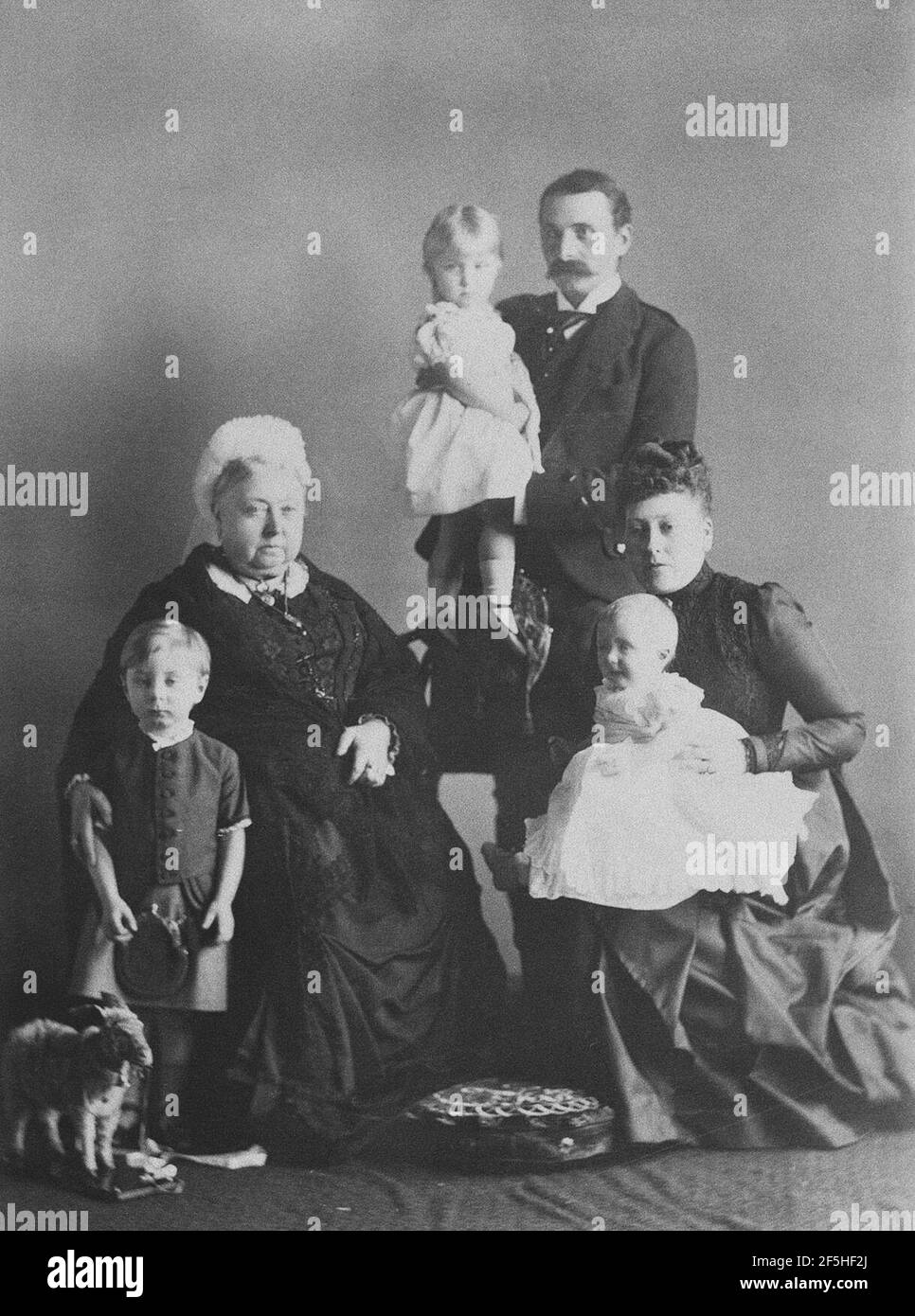 Regina Vittoria con il principe e la principessa Enrico di Battenberg e i loro figli, 1889. Foto Stock