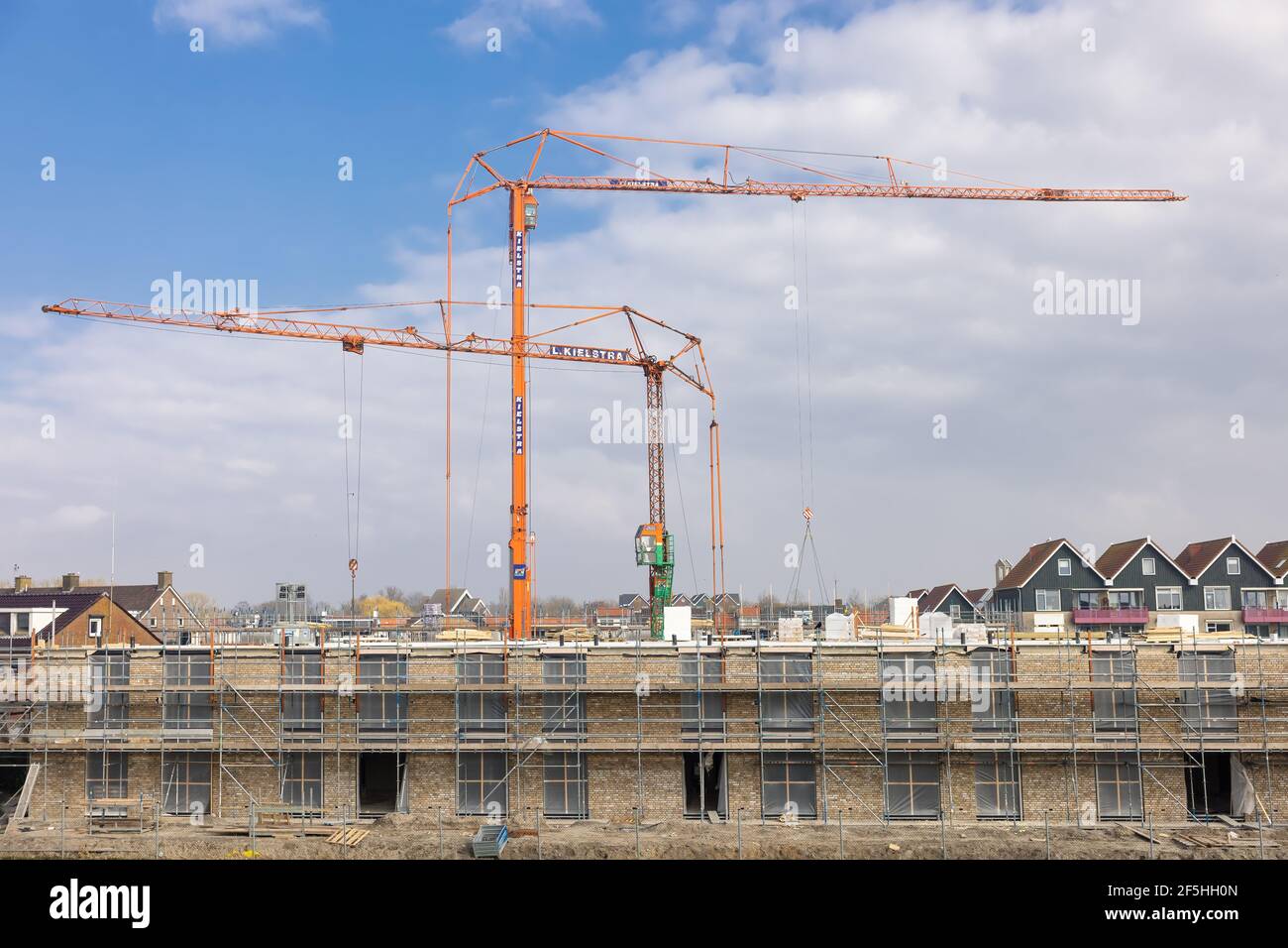 Gru a torre mobile in cantiere appartamento edificio villaggio olandese Foto Stock