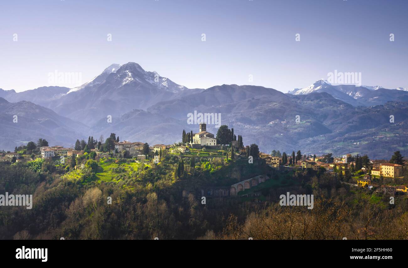 Barga e Alpi Apuane in inverno. Garfagnana, Toscana, Italia Europa Foto Stock