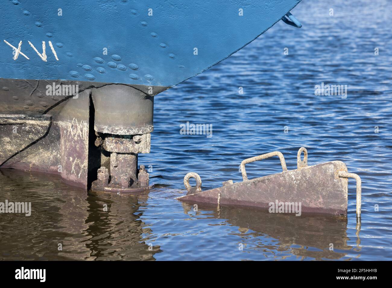 Dettaglio timone nave acciaio che ha bisogno di manutenzione Foto Stock