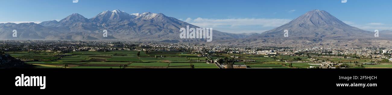 Un panorama del vulcano El misti e Arequipa visto dal villaggio di Sachaca, Perù Foto Stock