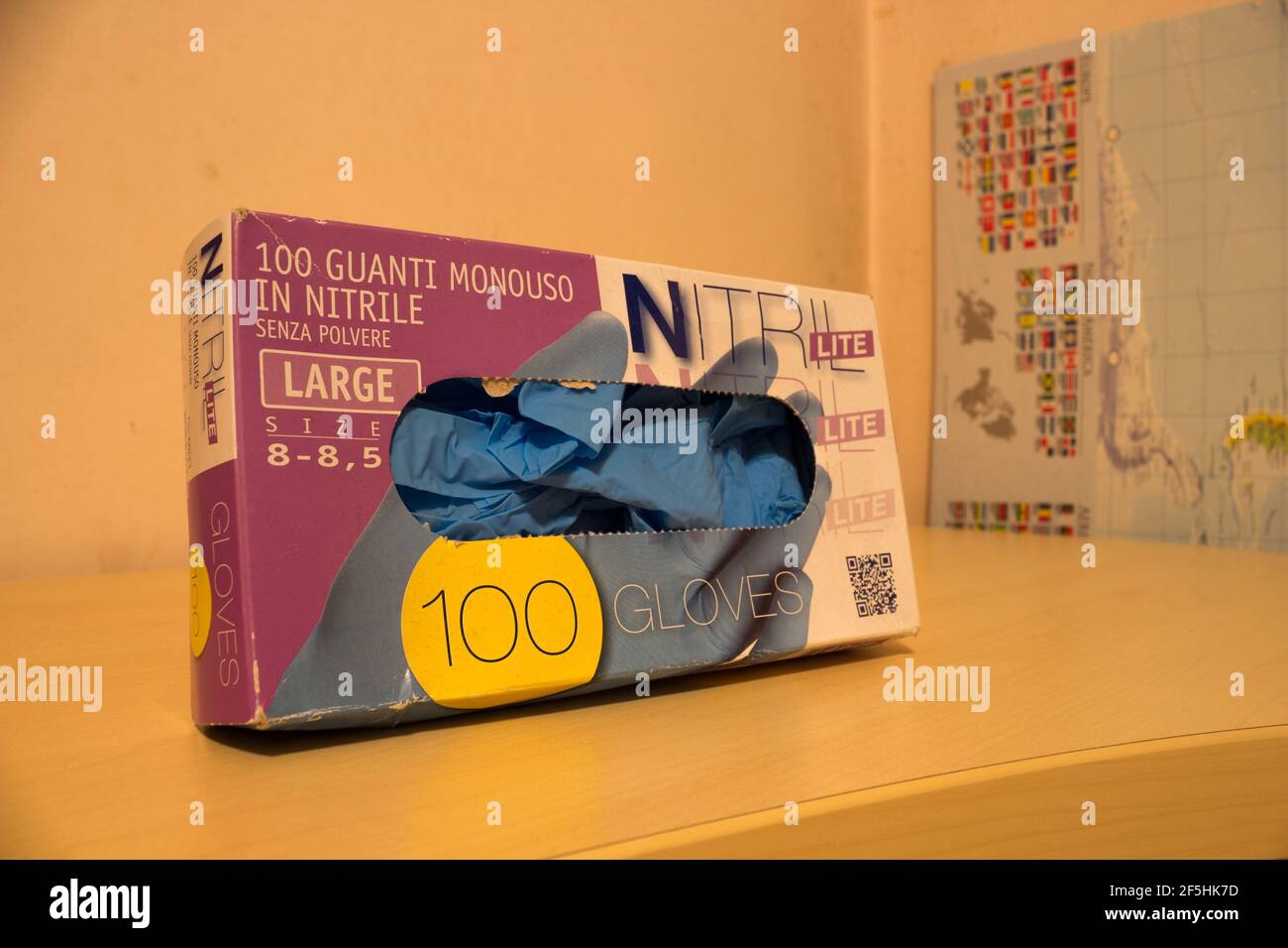Scatola di guanti in nitrile per proteggere da Covid19 Foto Stock