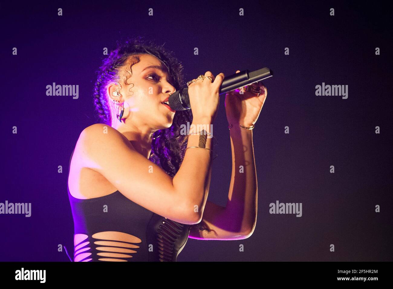 La FKA Twigs si esibisce dal vivo sul palco dell'Hackney Empire - Londra Foto Stock