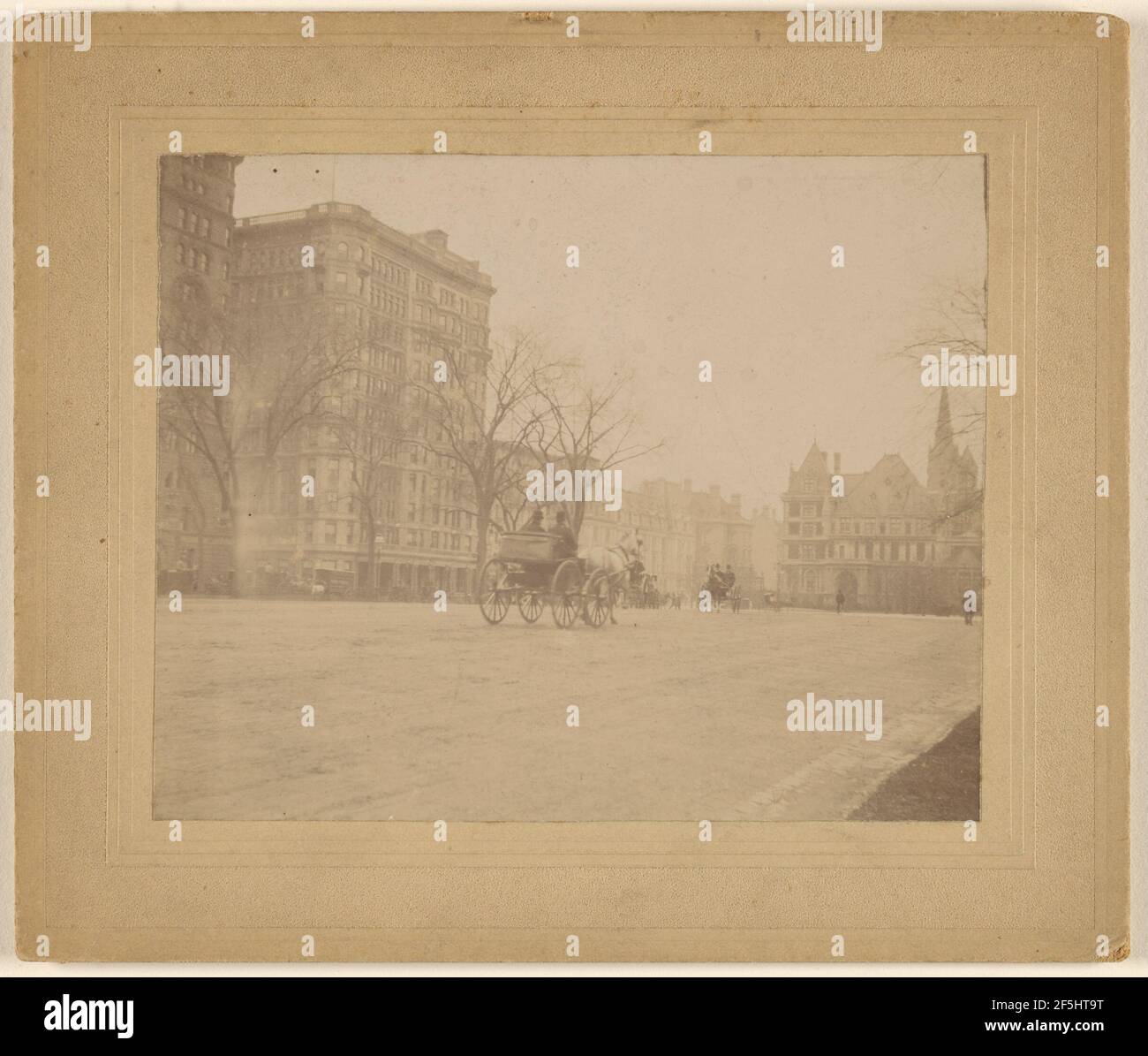 Scena di strada in una città sconosciuta con cavalli e carrozza al centro. Sconosciuto Foto Stock