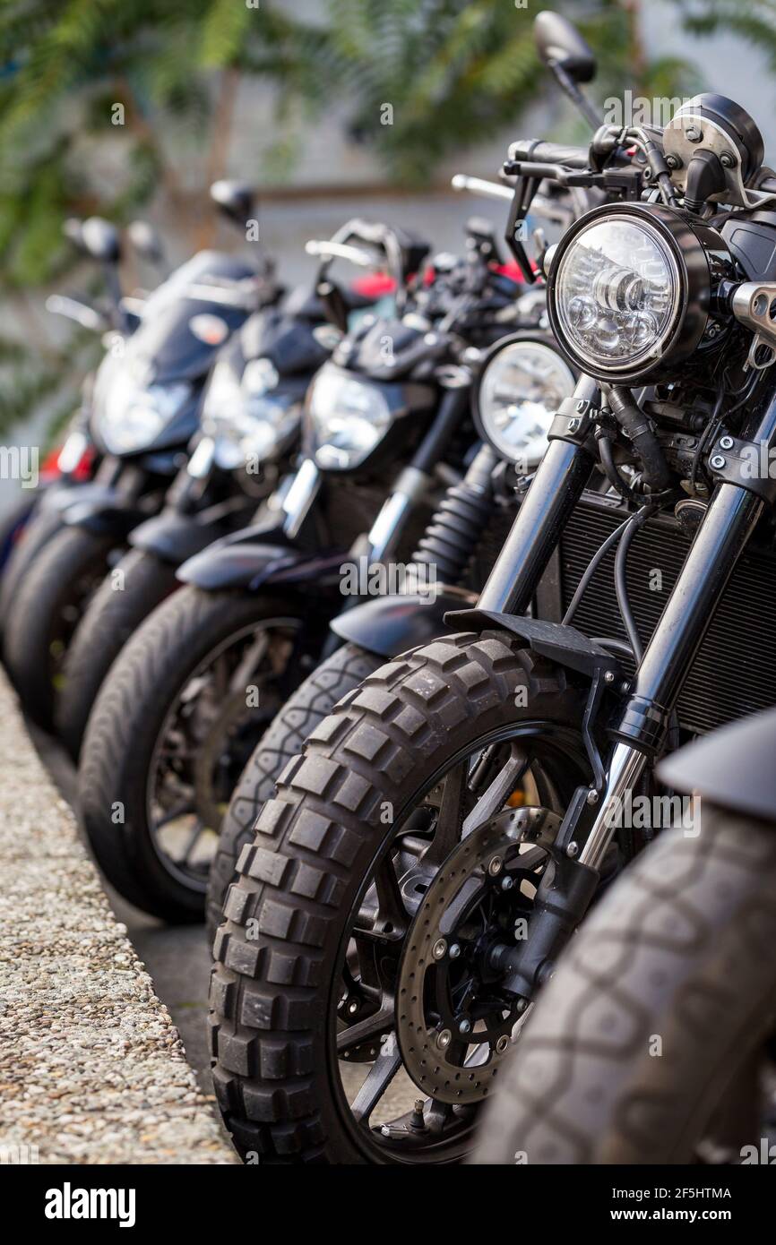Diversi motocicli in vendita. Dettaglio dei cicli parcheggiati uno accanto all'altro in una concessionaria di moto. Foto Stock